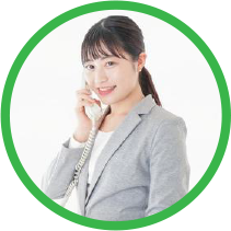 電話にて無料相談する女性