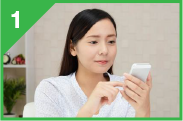 電話にて無料相談する女性