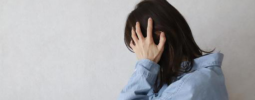 女性が悩んでいる様子